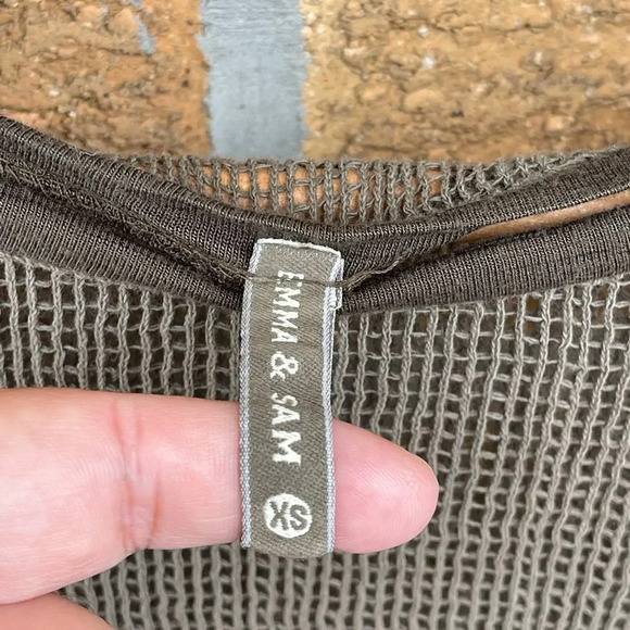 Emma & Sam Olive Mesh V-Neck XS - Picture 5 of 6